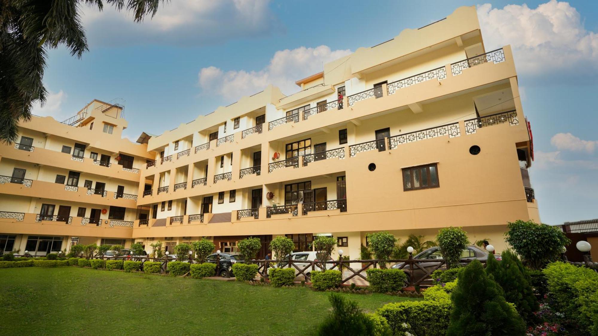 Hotel Neeraj Bhawan- Triveni Ghat リシケーシュ エクステリア 写真