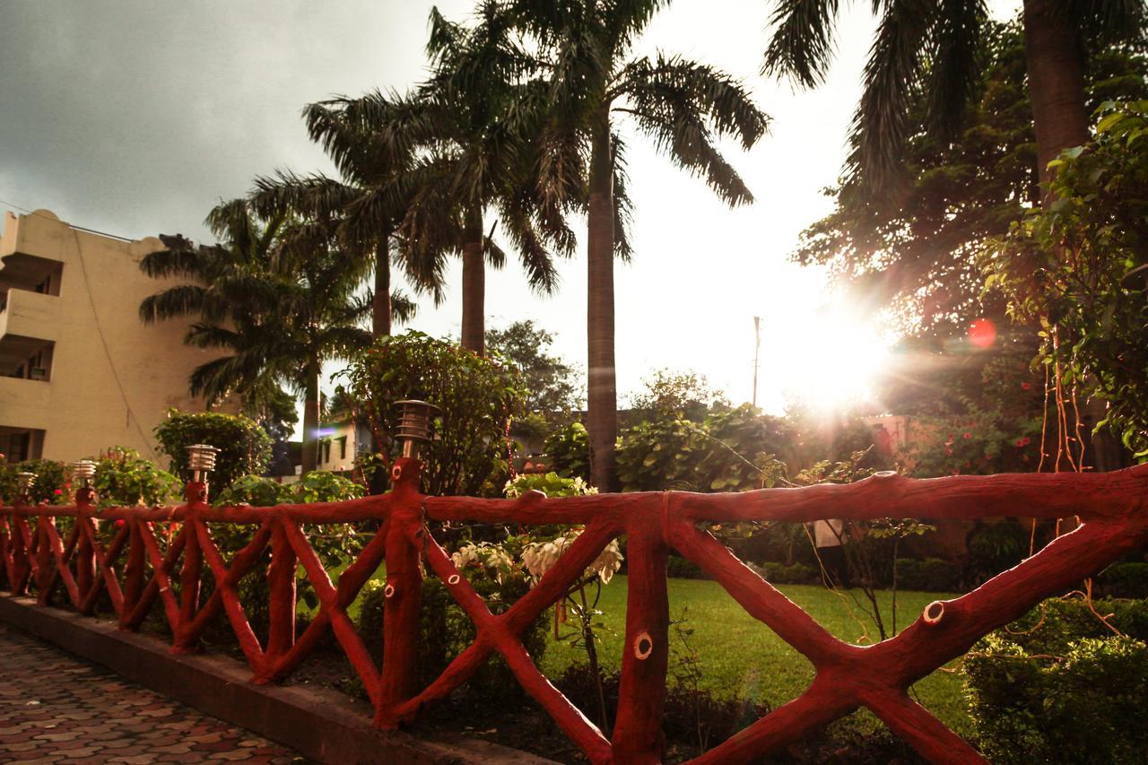 Hotel Neeraj Bhawan- Triveni Ghat リシケーシュ エクステリア 写真